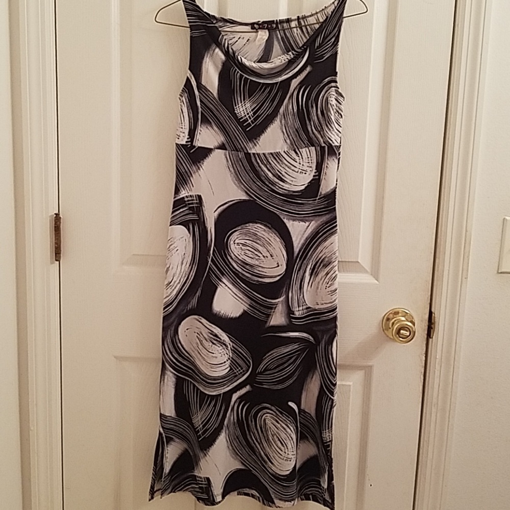 579 sleeveless dress